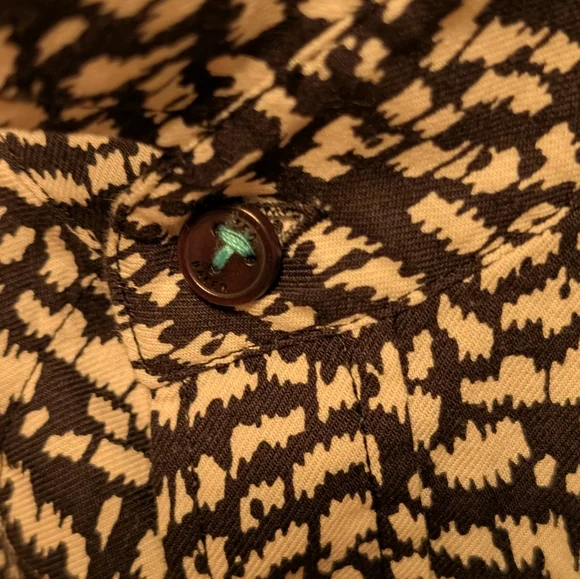 Ted Baker Men's L print for your wild side. Button detail gorgeous - Picture 11 of 15